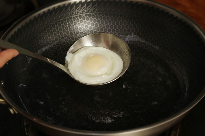 怎么煮荷包蛋（怎么样打荷包蛋不会散）-5